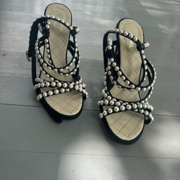Interlocking Coco Chanel Leather Sandals with Faux Pearls - Picture 3 of 5